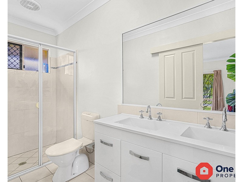 4 Altona Street, Bentley Park QLD 4869