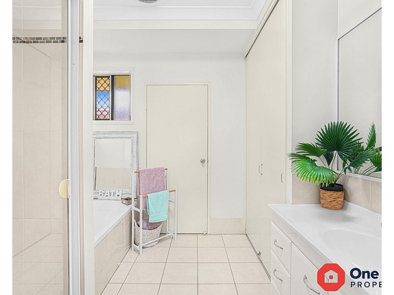 4 Altona Street, Bentley Park QLD 4869