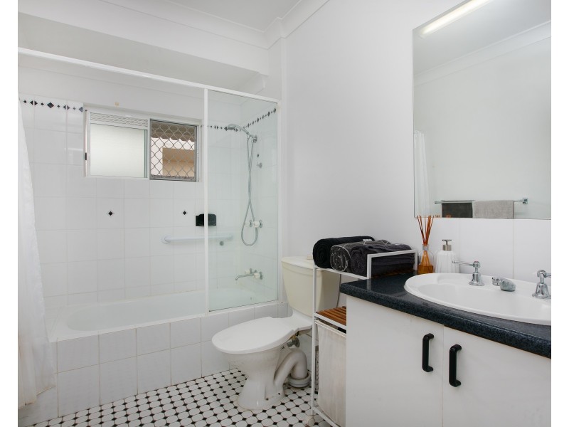 4/15 Ingham Court, Mooroobool QLD 4870