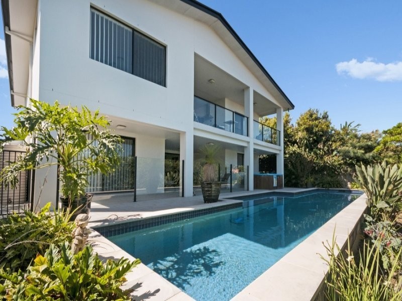 32 Warrambool Rd, Ocean Shores NSW 2483