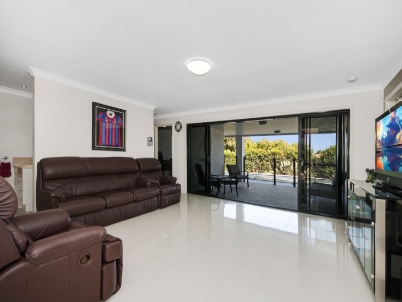 32 Warrambool Rd, Ocean Shores NSW 2483