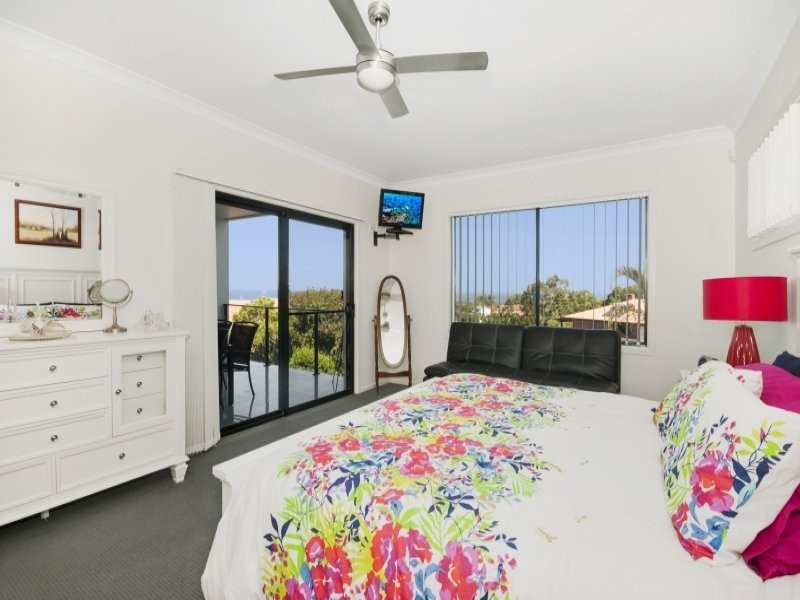 32 Warrambool Rd, Ocean Shores NSW 2483