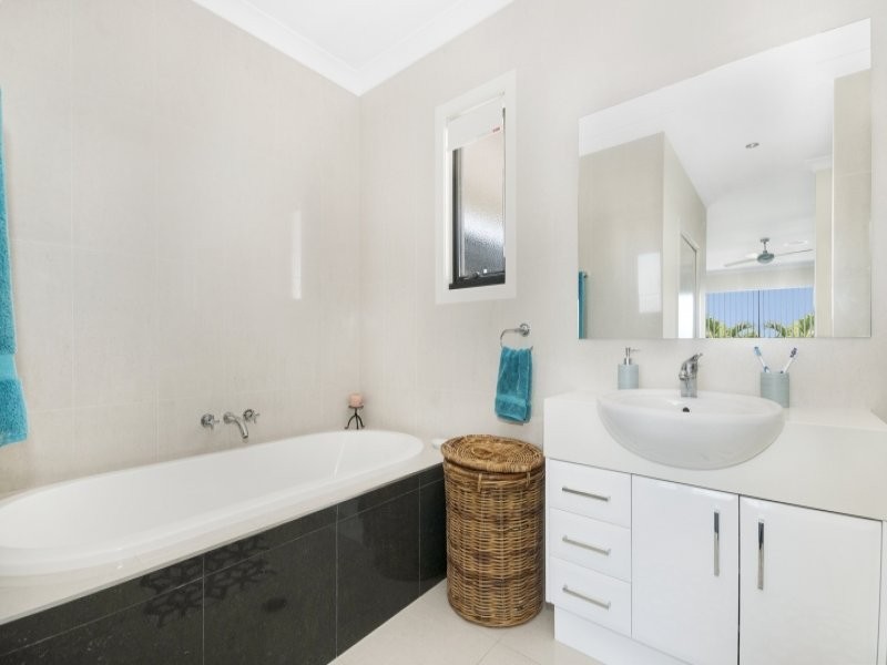 32 Warrambool Rd, Ocean Shores NSW 2483