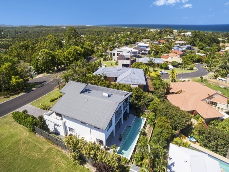 32 Warrambool Rd, Ocean Shores NSW 2483