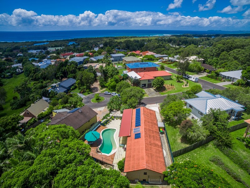 2 Harah Court, Ocean Shores NSW 2483