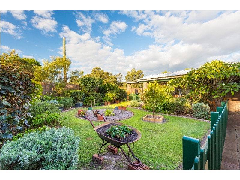 1 Grenadier Drive, Thornlie WA 6108