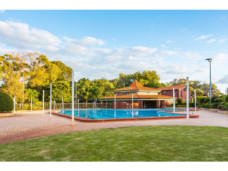 1 Grenadier Drive, Thornlie WA 6108