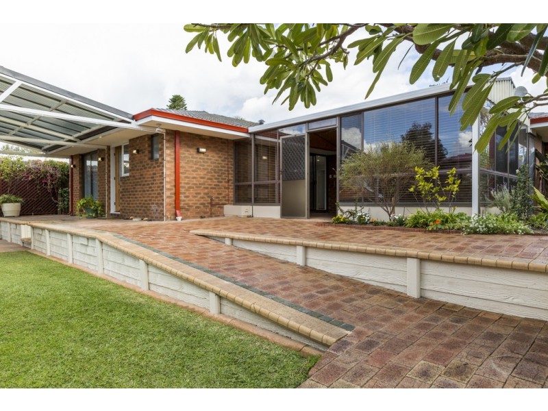 49 Anglesey Dr, Kardinya WA 6163