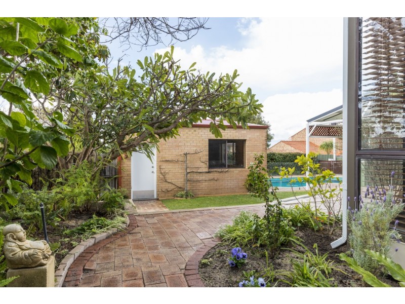 49 Anglesey Dr, Kardinya WA 6163