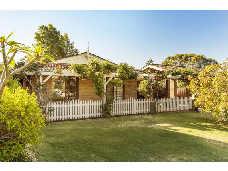 15 Buckingham Cres, Kardinya WA 6163