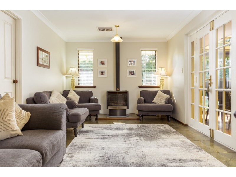 15 Buckingham Cres, Kardinya WA 6163