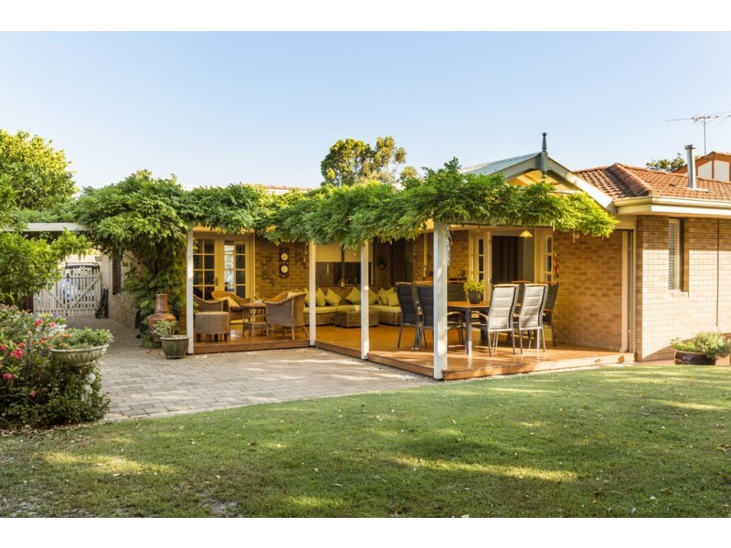 15 Buckingham Cres, Kardinya WA 6163
