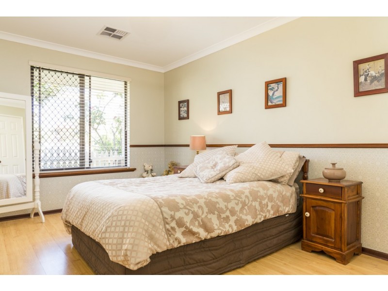 15 Buckingham Cres, Kardinya WA 6163