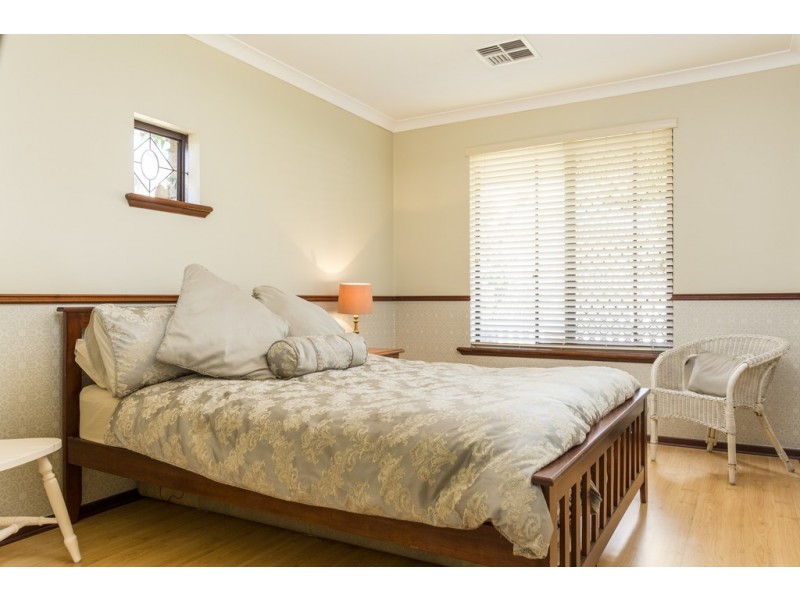 15 Buckingham Cres, Kardinya WA 6163