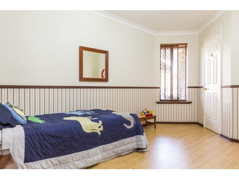 15 Buckingham Cres, Kardinya WA 6163