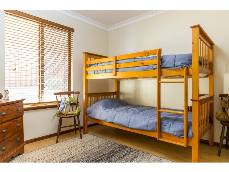 15 Buckingham Cres, Kardinya WA 6163