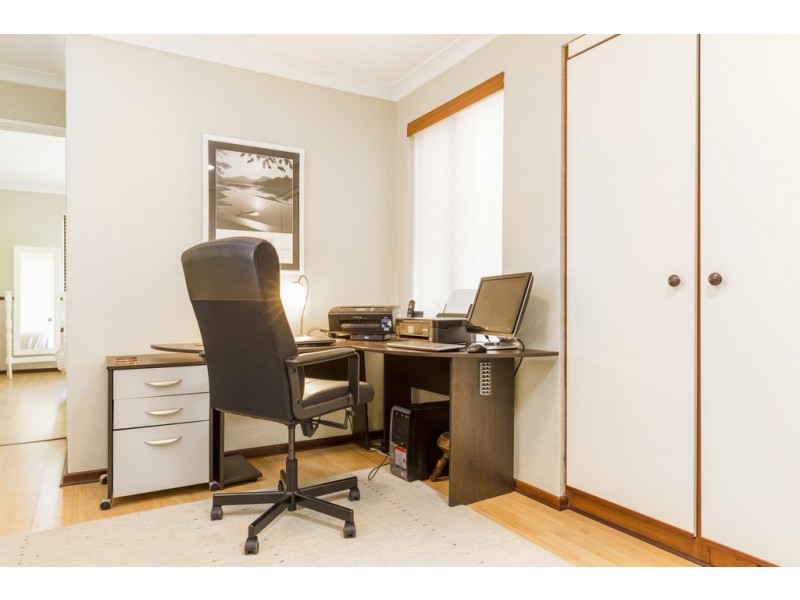 15 Buckingham Cres, Kardinya WA 6163