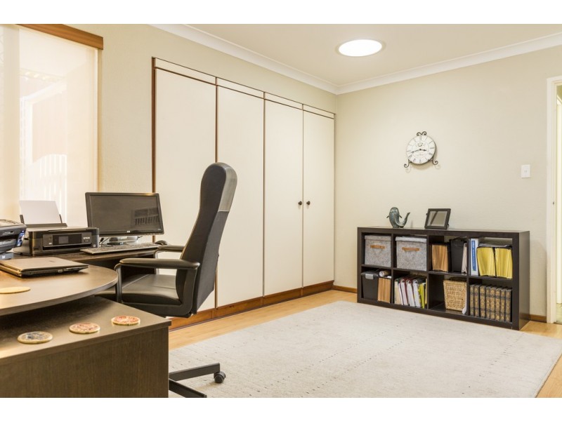 15 Buckingham Cres, Kardinya WA 6163