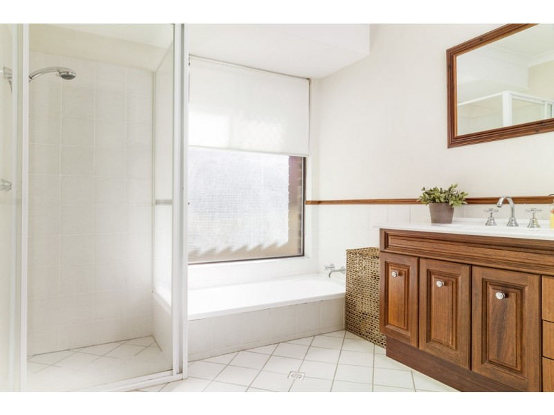 15 Buckingham Cres, Kardinya WA 6163