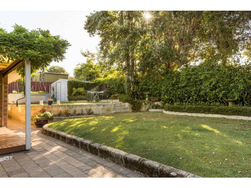 15 Buckingham Cres, Kardinya WA 6163