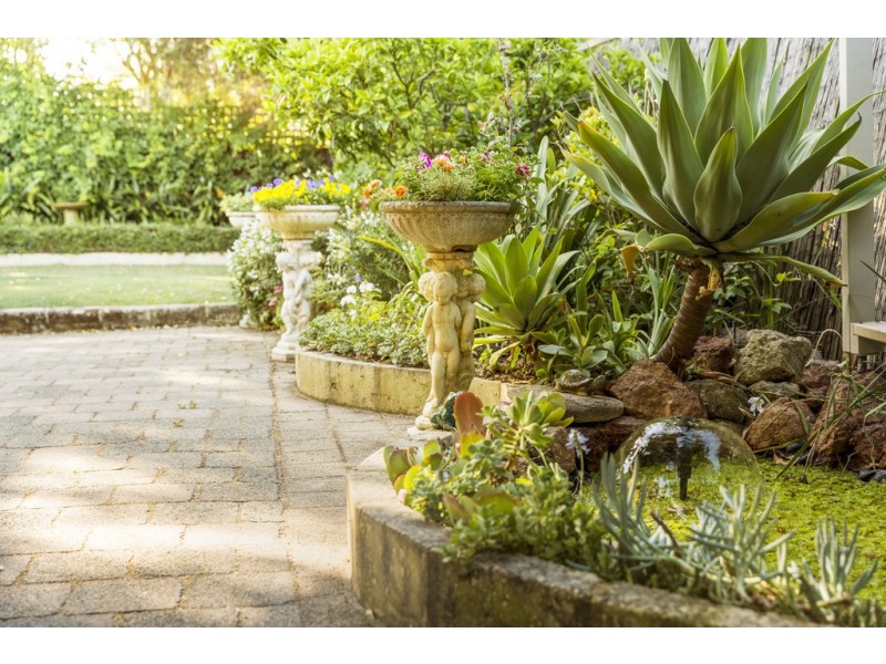 15 Buckingham Cres, Kardinya WA 6163