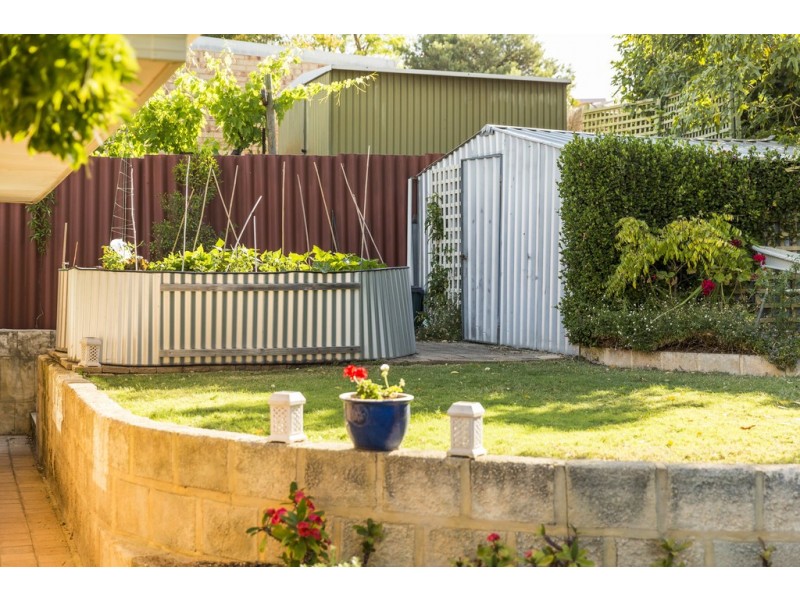 15 Buckingham Cres, Kardinya WA 6163