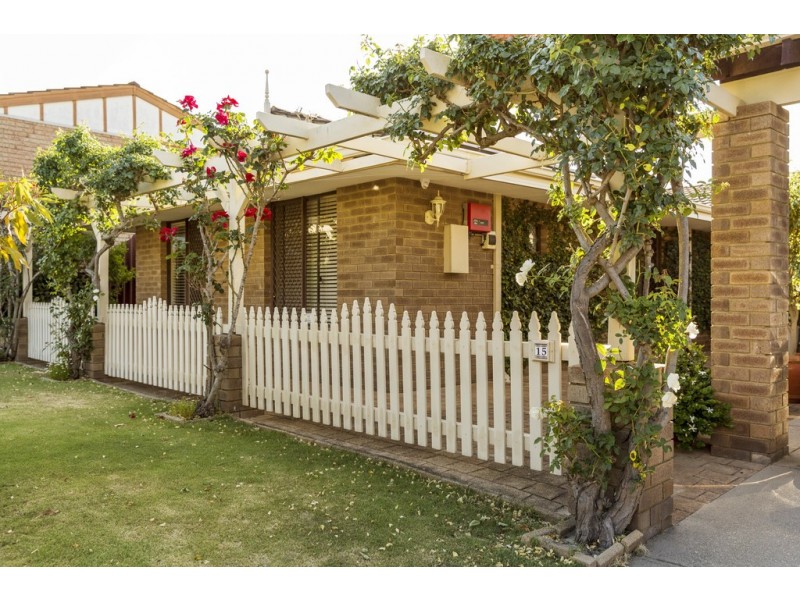 15 Buckingham Cres, Kardinya WA 6163
