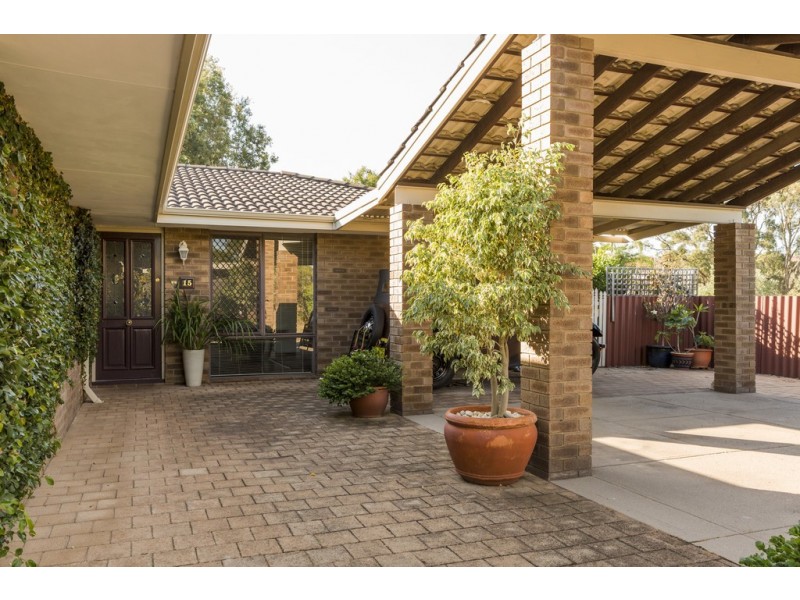15 Buckingham Cres, Kardinya WA 6163