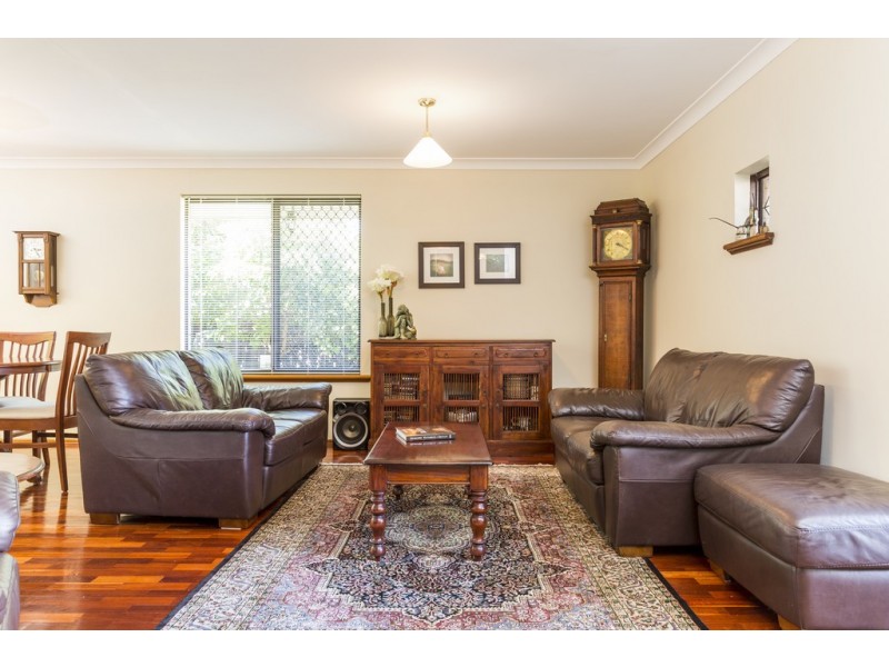 15 Buckingham Cres, Kardinya WA 6163