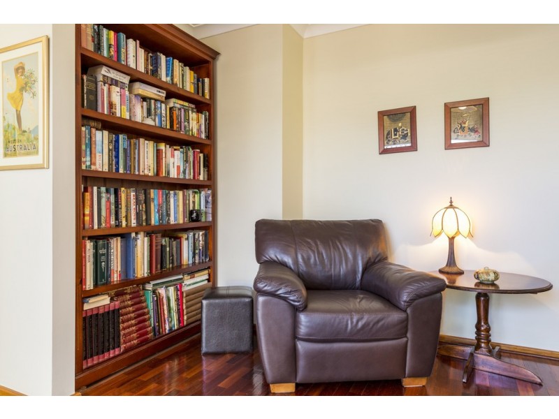 15 Buckingham Cres, Kardinya WA 6163