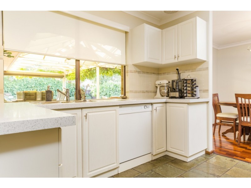 15 Buckingham Cres, Kardinya WA 6163