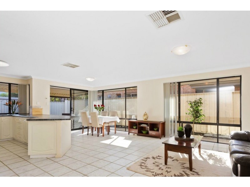 13 Cowan St, Alfred Cove WA 6154