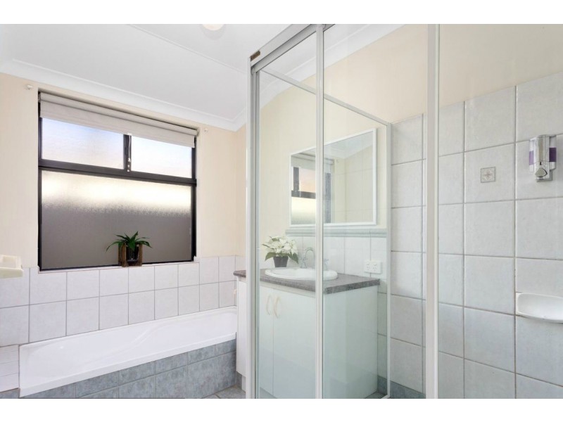 13 Cowan St, Alfred Cove WA 6154