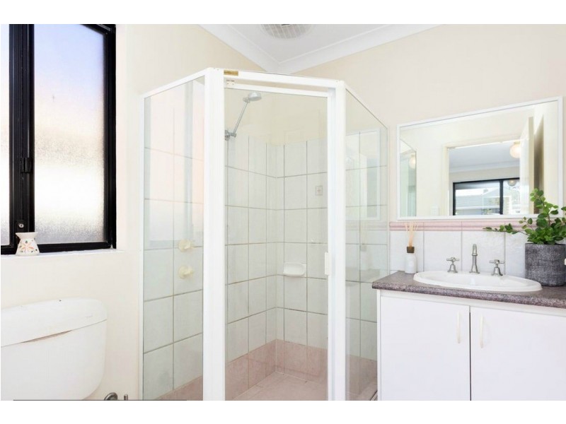 13 Cowan St, Alfred Cove WA 6154