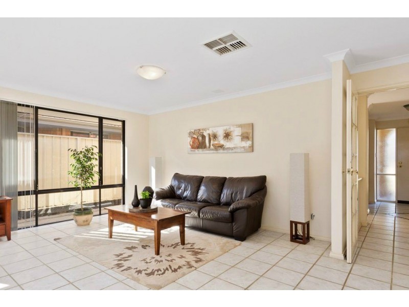 13 Cowan St, Alfred Cove WA 6154