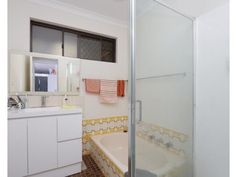 1B Tricourt Grove, Riverton WA 6148