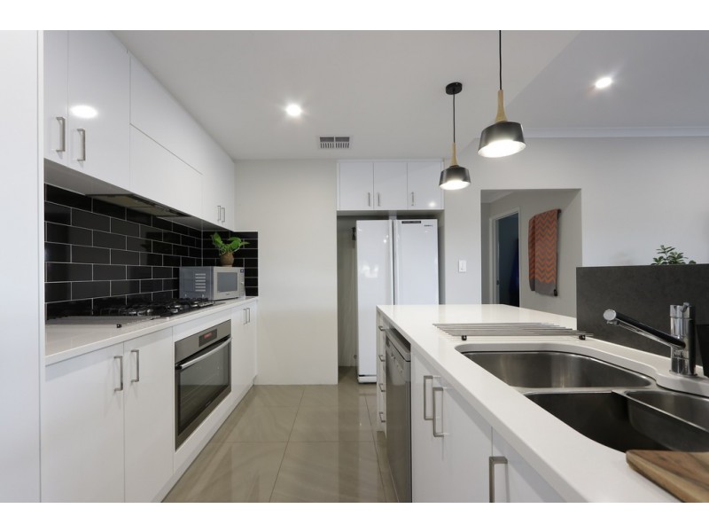 9 Torino Crescent, Piara Waters WA 6112