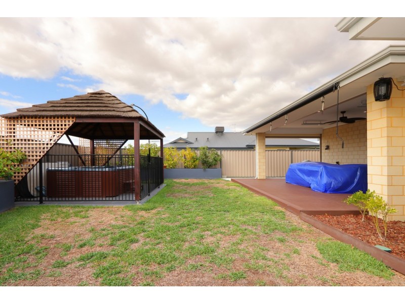 9 Torino Crescent, Piara Waters WA 6112