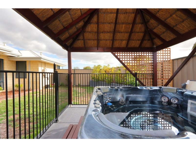 9 Torino Crescent, Piara Waters WA 6112