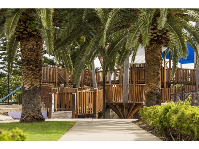 4 Tweeddale Road, Applecross WA 6153