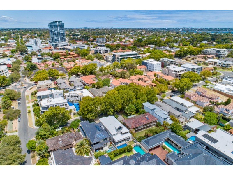 4 Tweeddale Road, Applecross WA 6153