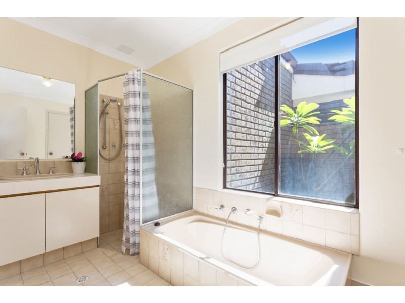 1/10 Bombard Street, Ardross WA 6153