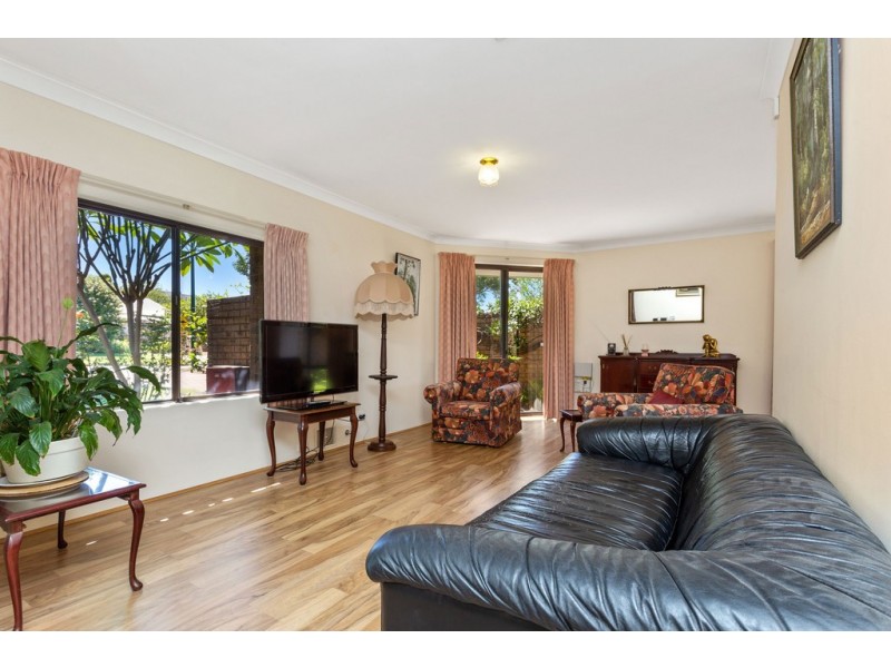 1/10 Bombard Street, Ardross WA 6153