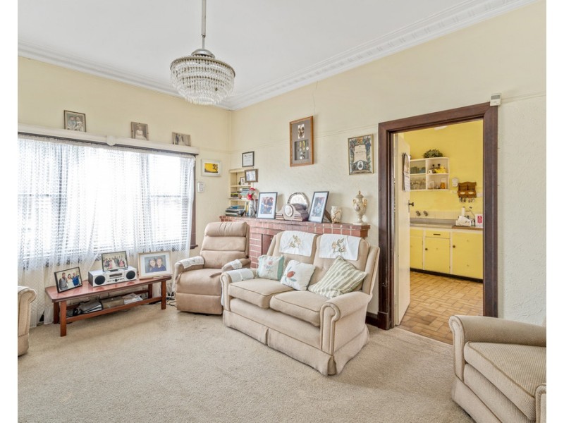 42 Kitchener Road, Melville WA 6156