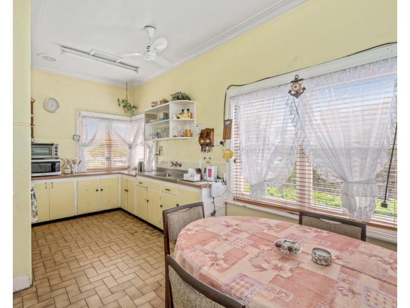 42 Kitchener Road, Melville WA 6156