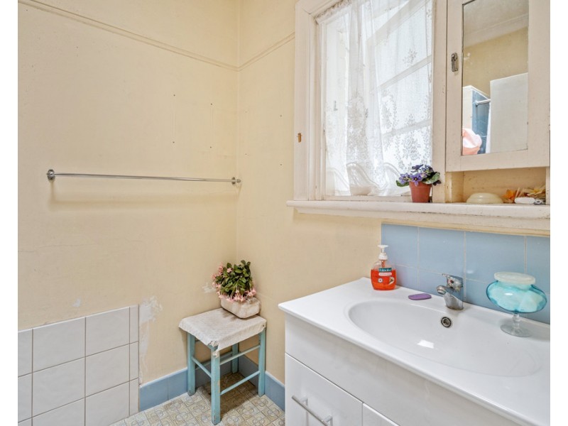 42 Kitchener Road, Melville WA 6156