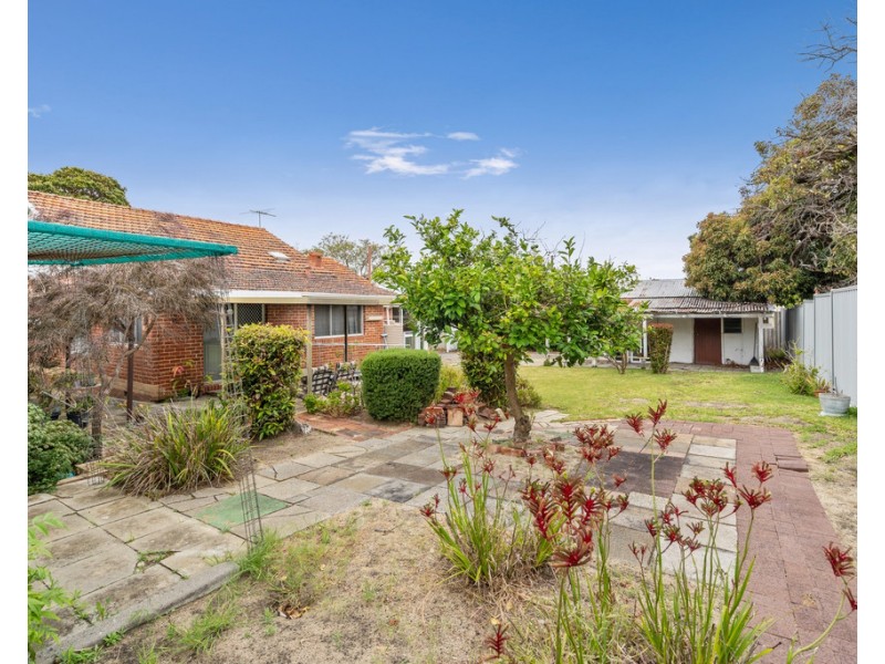 42 Kitchener Road, Melville WA 6156