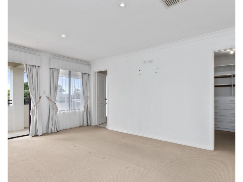 60 Davies Cr, Kardinya WA 6163