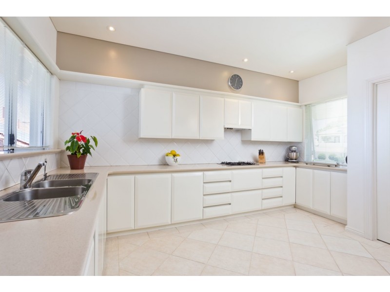 8 Baldwin Ave, Mount Pleasant WA 6153