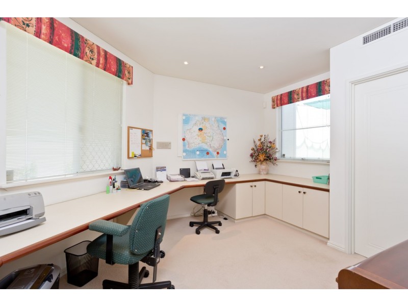 8 Baldwin Ave, Mount Pleasant WA 6153